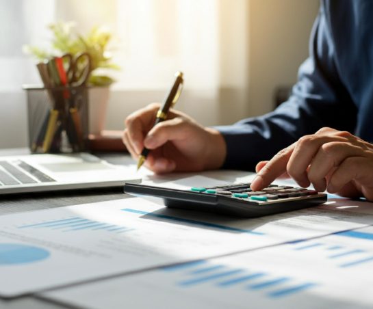 محاسب يقوم بحساب خدمات تأسيس الشركة