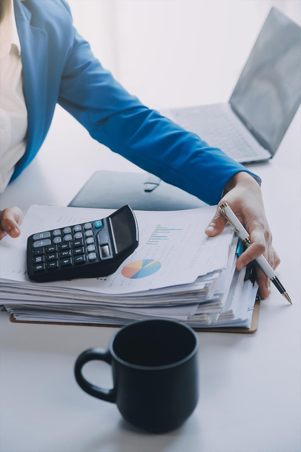سيدة أعمال تعمل على الكمبيوتر المحمول داخل المكتب